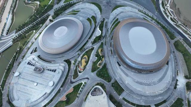 育商业中心, 是全国规模, 一个可容纳 育商业中心, 是全国规模, 一个可容纳