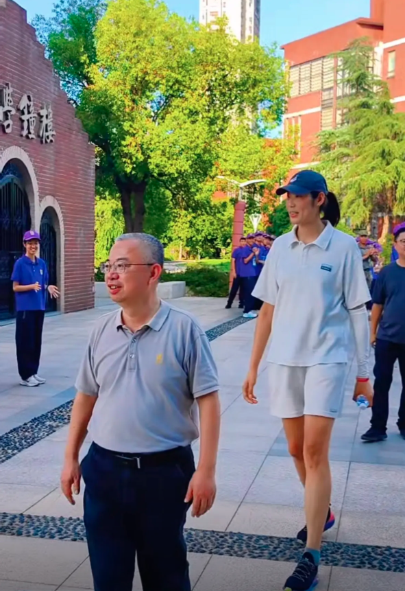 运冠军朱婷, 朱婷与学校