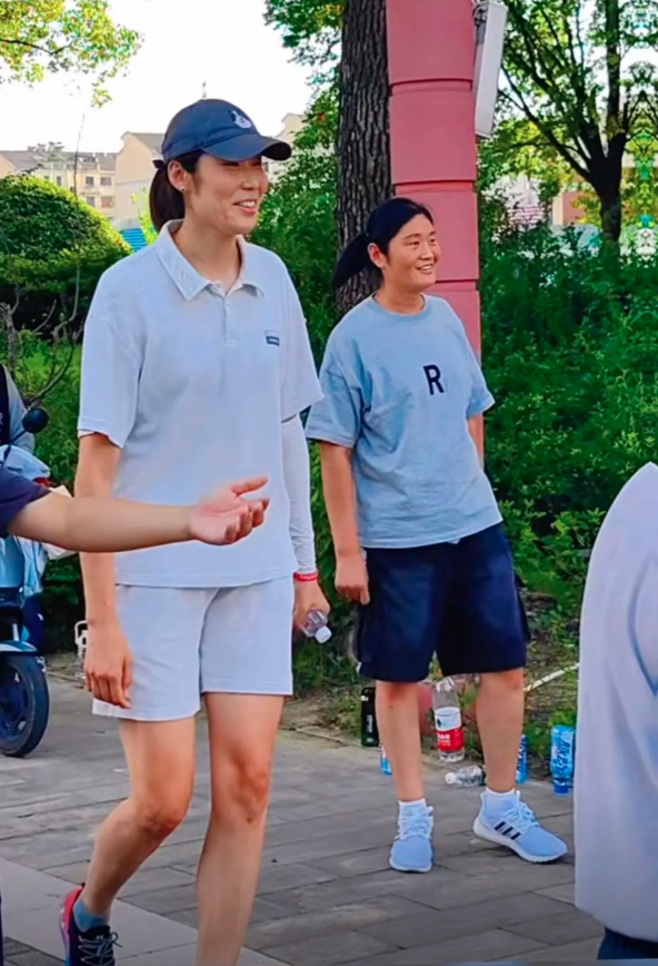 运动鞋, 脸兴奋